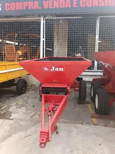 Distribuidor de Calcário, Sementes e Adubo Jan 2500 kg