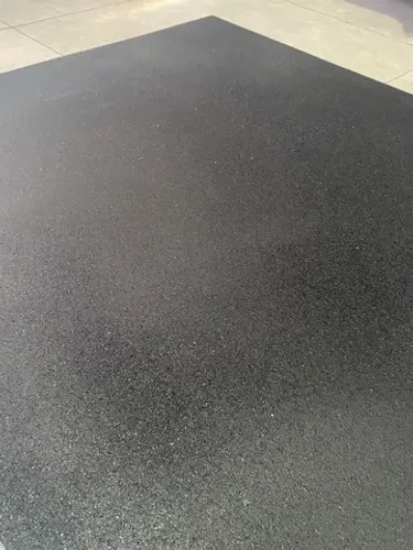 Piso de Borracha para Alto Impacto - Placas de 1 metro x 1 metro, 15 mm. Cor Preta.