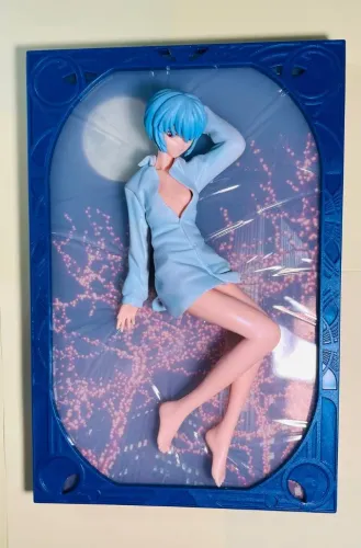 Evangelion Edição Limitada Retrô - quadro Rei Ayanami de Pijama - boneco fixo no quadro