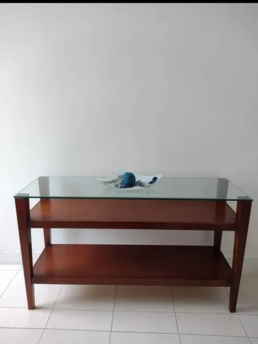 Buffet/aparador em madeira maciça com tampo de vidro