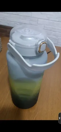 Garrafa de água com design moderno