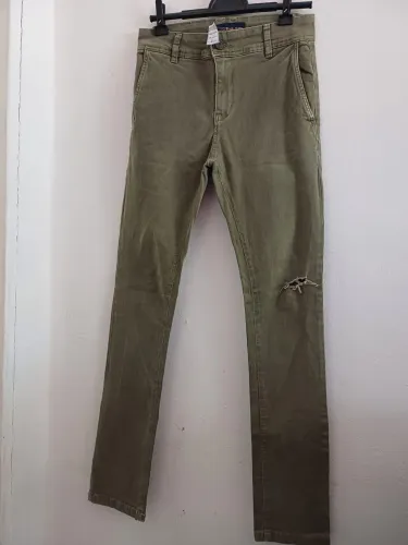 Calça Jeans Verde Militar com Rasgos