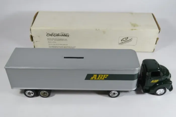 Miniatura - CAMINHÃO (Cavalo e Baú) da empresa ABF, fabricado pela ERTL. Também é um COFRE