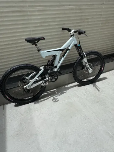 Bicicleta Downhill aro 26