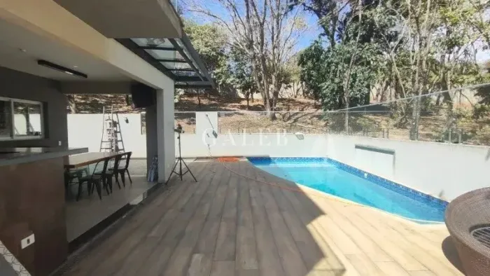 Casa de luxo em condomínio exclusivo em Atibaia-SP: 4 quartos, 2 suítes, 2 salas, 4 banhei