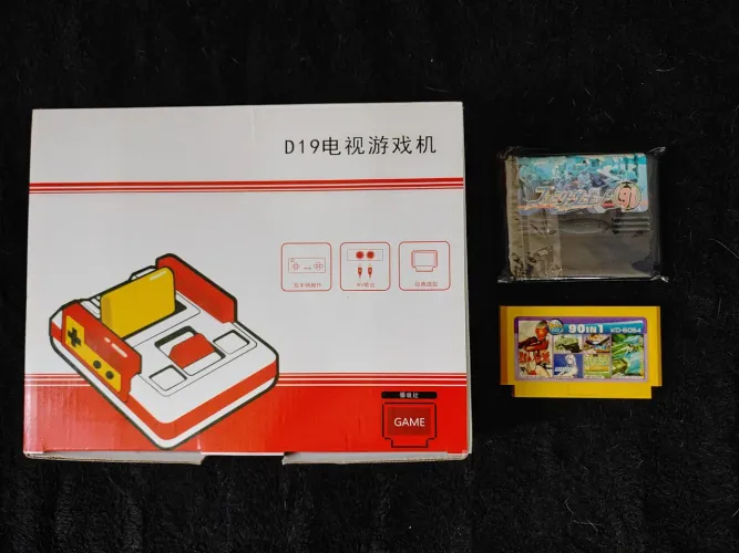 Famiclone (clone do Famicom Japonês), completo com dois cartuchos.