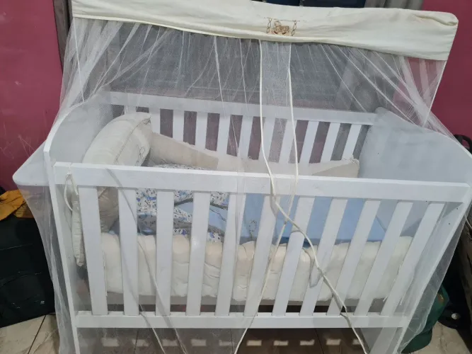 Vendo apenas o kit protetor de berço,almofada de amamentação e travesseiro anti refluxo 