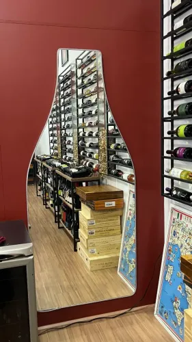 Espelho 4mm lapidado em formato de garrafa com led 1800x800