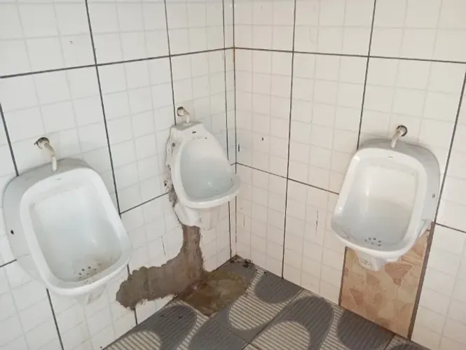 Vende-se 05 vasos sanitários e 03 Mictórios para retirada do local.