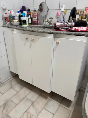 Armário de banheiro branco com 4portas sobre medidas