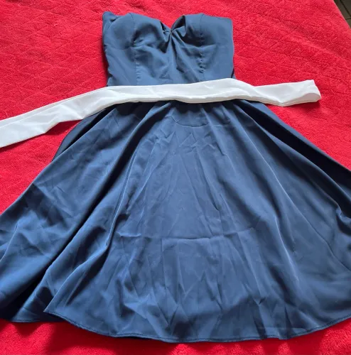 Vestido azul com faixa branca