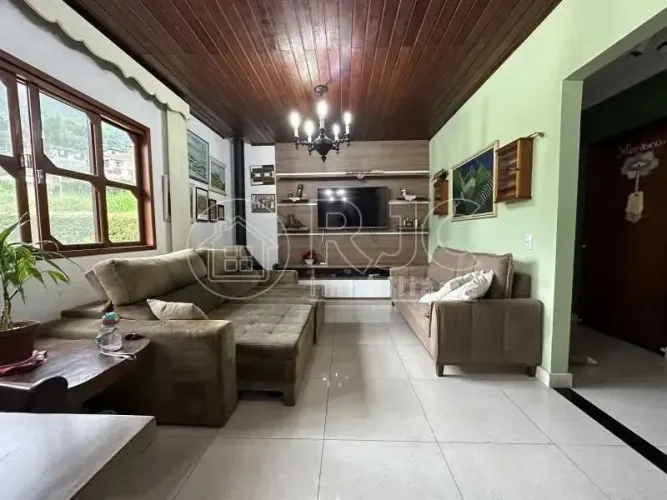 Imóvel para venda possui 132 metros quadrados com 2 quartos em Albuquerque - Teresópolis -