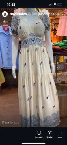 Vestido branco com detalhes em azul