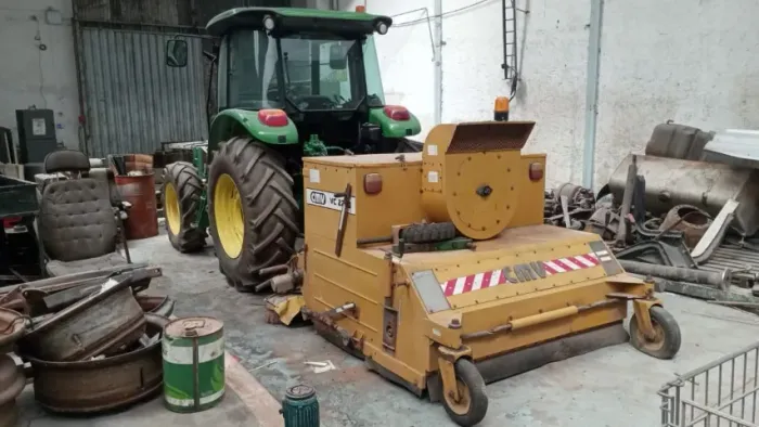 VARREDEIRA DE PISO INDUSTRIAL CMV VC2200 ANO FAB 2015