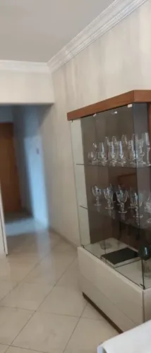 Cristaleira com três gavetas ...móveis da loja Dunelli