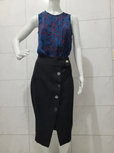 Linda saia preta midi.
