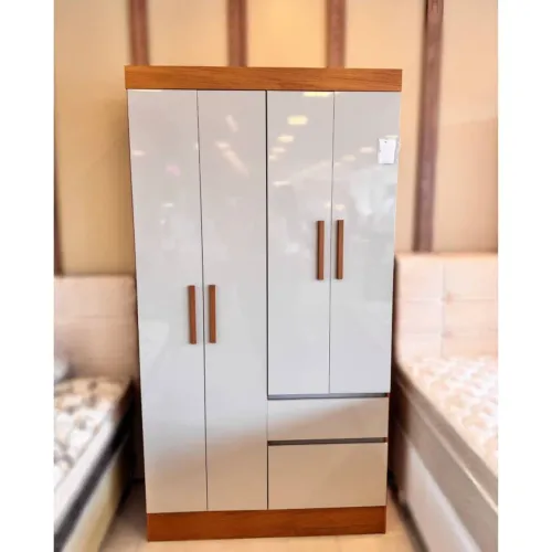 Guarda-roupa espaçoso solteiro 