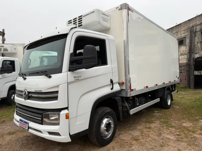 Vw 11180 delivery 2023 baú refrigerado 3/4 super novo