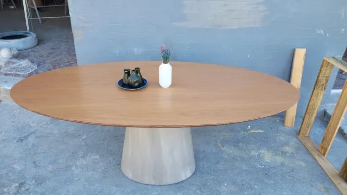 Fabrica Mesa cone Cimento queimado tampo freijo na medida 180 x 100 oval 