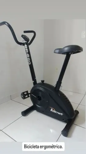 Bicicleta ergometrica, contém ajuste de intensidade de carga, Regulagem de altura. Painel.