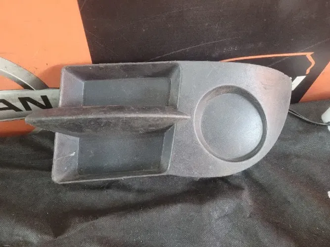 Moldura do Farol de Milha Esquerdo Renault Clio 2006 a 2012 *7