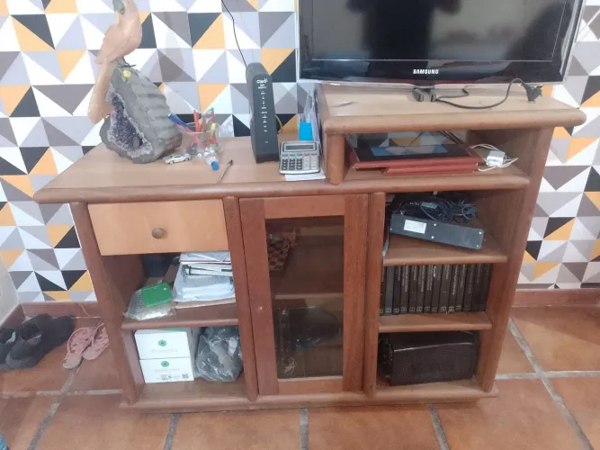 Rack de sala todo em cerejeira maciça.