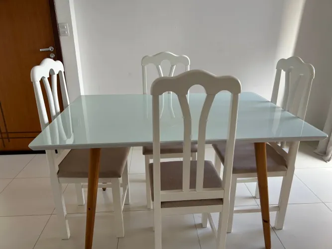 Vendo mesa de jantar, tampo em vidro laminado branco