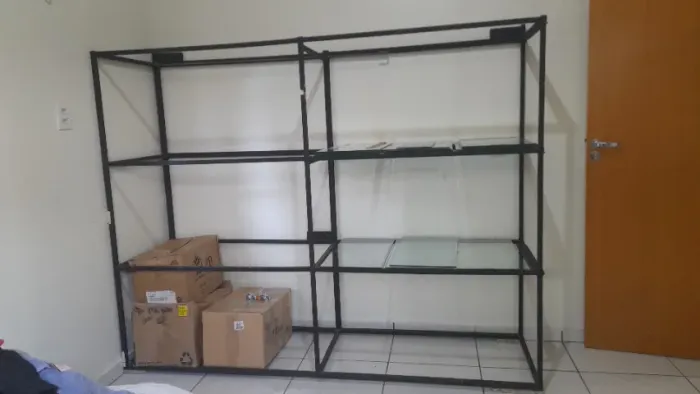 Estante em ferro pintada sem tampos das prateleiras