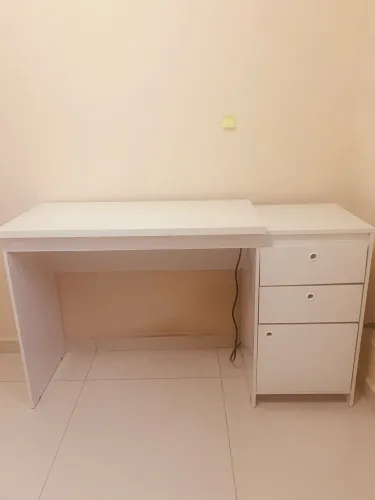 Escrivaninha Branca com Gaveteiro