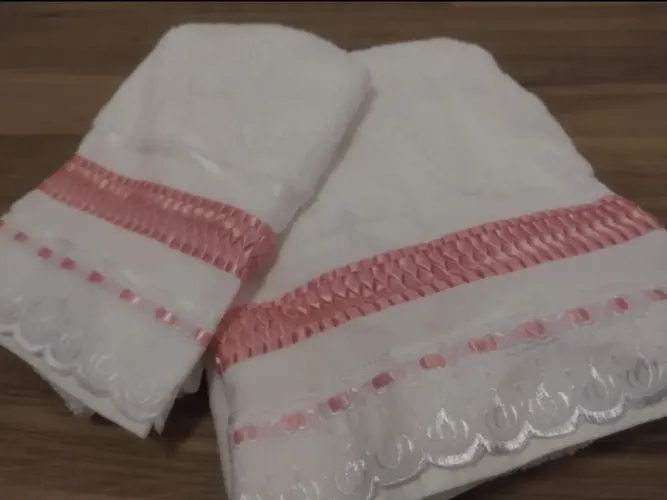 Kit Toalha de Banho Luxo Bordada Detalhes em Cetim Nova