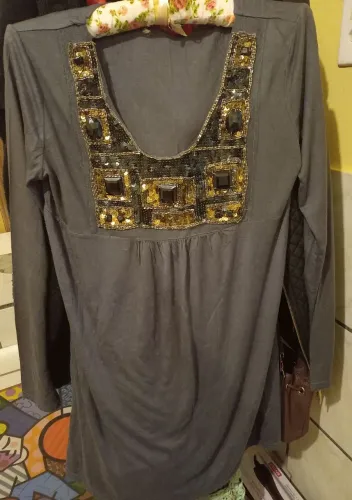 Sobrelegue ou vestido com pedrarias