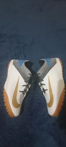 Vendo chuteira Society, usada uma vez, tamanho 39, valor 85 reais