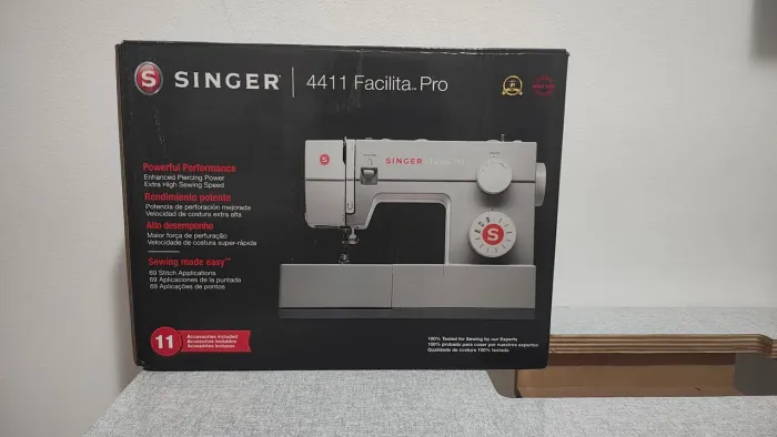 Maquina de costura Singer Facilita Pro 4411 e Mesa, usada poucas vezes