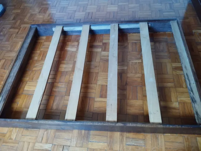 Vendo cama de madeira maciça.