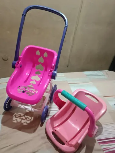 Um carrinho de boneca e um bb conforto semi novo grande