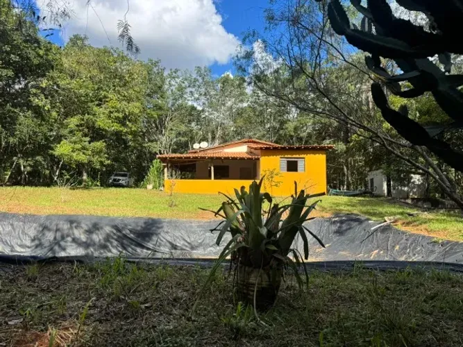 Belíssimo sítio de 2.500 m² com casa, área verde, lago de peixe e piscina natural.