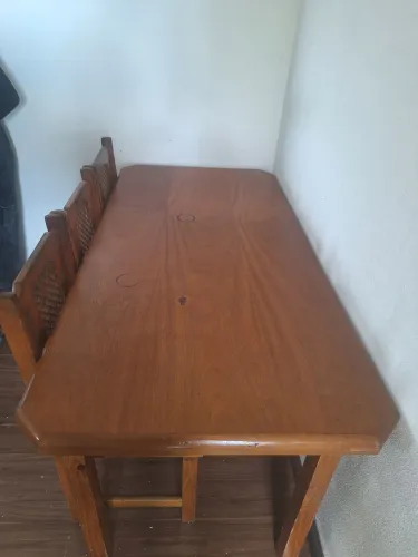 Vendo mesa p/6 lugares de madeira maciça