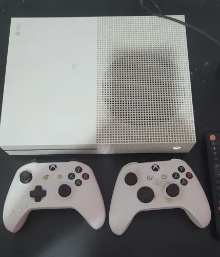 Xbox One S 1TB Completo com 2 Controles e Cabos - Excelente Estado