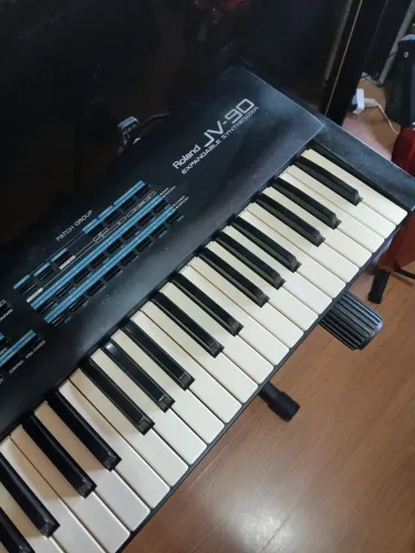 Teclado Roland JV-90, case rígido e placa de expansão 