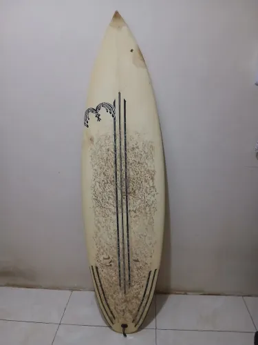 Prancha de Surf Takito Adachi 5,8 semi nova com quilhas, $380,00
