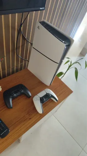 PlayStation 5 Slim (PS5) 1TB, mídia física com jogos e 2 controles