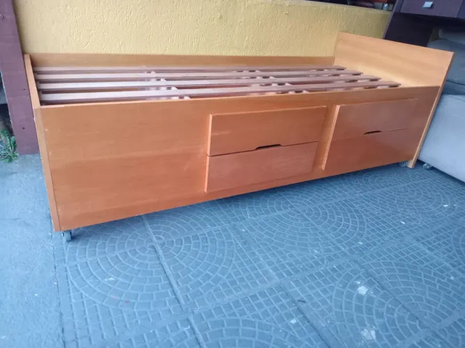 Cama de madeira com 04 Gavetas. (Entrego).