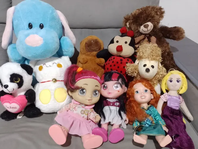 Lote de brinquedos, pelúcias e bonecas