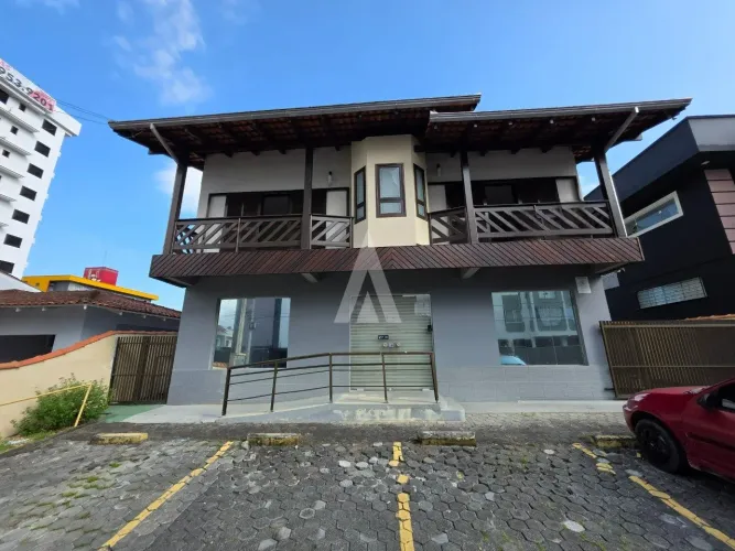 Sobrado com 341m² à venda no bairro Costa e Silva em Joinville-SC por R$2.300.000,00.