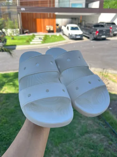 Sandália Estilo Papete - Crocs Classic Sandal (Tam 39)