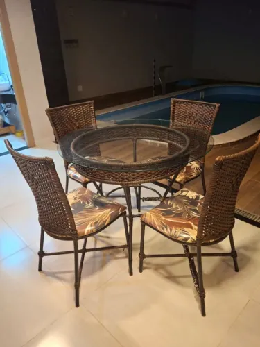 Vendo mesa redonda com 4 cadeiras