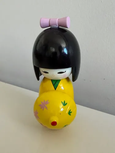 Kokeshi em madeira tamanho médio