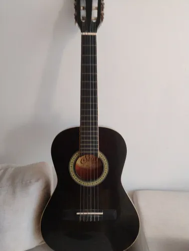 Violão preto usado