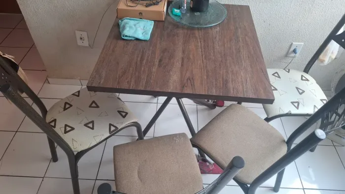 Vende-se mesa com 4 cadeiras, baixei o preço pra levar logo
