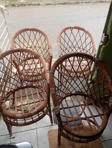 Vendo 4 cadeira de palha redondas preço 400 falar com Josafá *27